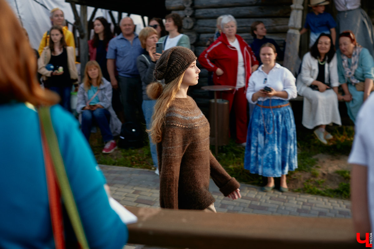 «Спорим, столько прях и   прялок в   одном месте вы   не   видели ни   разу»,   — заявила организатор «ПряхаФеста-2022» Ольга Журавлева. Единственный в   России фестиваль стал международной площадкой для увлеченных «теплым ремеслом» в   его современном прочтении. Обязательно оцените дефиле моделей в   одежде из   шерсти животных. Ну   и, конечно, талант мастериц.