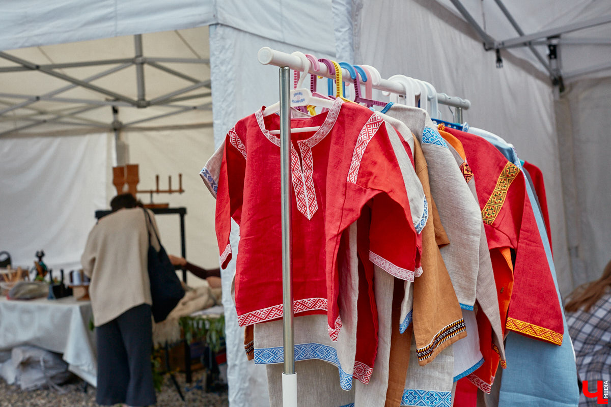 «Спорим, столько прях и   прялок в   одном месте вы   не   видели ни   разу»,   — заявила организатор «ПряхаФеста-2022» Ольга Журавлева. Единственный в   России фестиваль стал международной площадкой для увлеченных «теплым ремеслом» в   его современном прочтении. Обязательно оцените дефиле моделей в   одежде из   шерсти животных. Ну   и, конечно, талант мастериц.