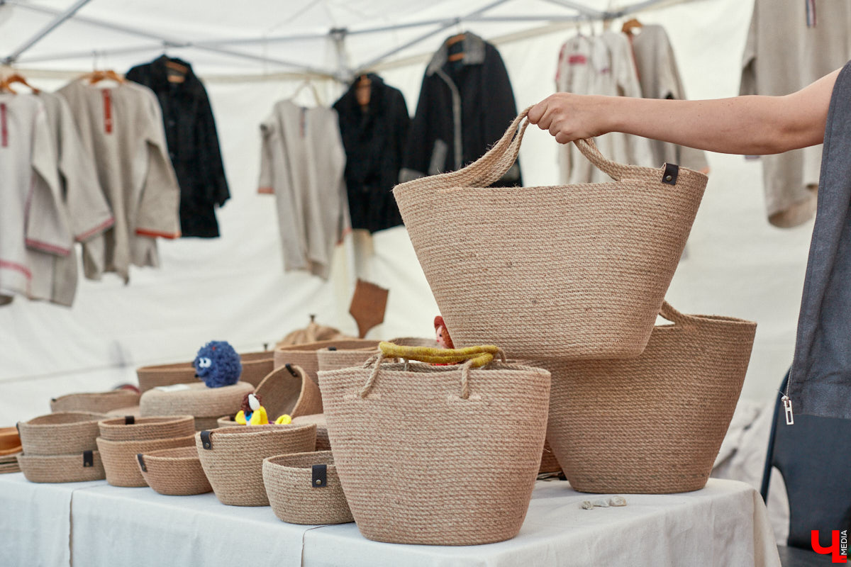 «Спорим, столько прях и   прялок в   одном месте вы   не   видели ни   разу»,   — заявила организатор «ПряхаФеста-2022» Ольга Журавлева. Единственный в   России фестиваль стал международной площадкой для увлеченных «теплым ремеслом» в   его современном прочтении. Обязательно оцените дефиле моделей в   одежде из   шерсти животных. Ну   и, конечно, талант мастериц.