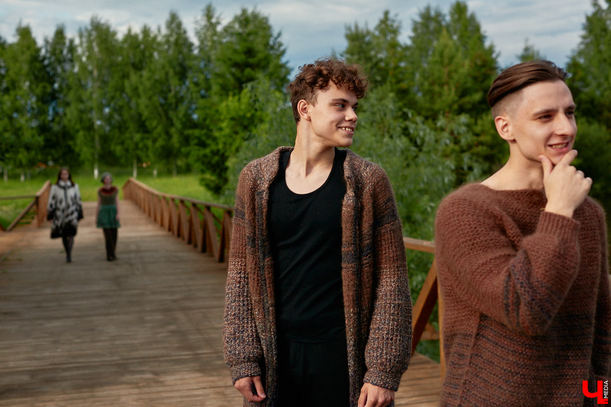 «Спорим, столько прях и   прялок в   одном месте вы   не   видели ни   разу»,   — заявила организатор «ПряхаФеста-2022» Ольга Журавлева. Единственный в   России фестиваль стал международной площадкой для увлеченных «теплым ремеслом» в   его современном прочтении. Обязательно оцените дефиле моделей в   одежде из   шерсти животных. Ну   и, конечно, талант мастериц.