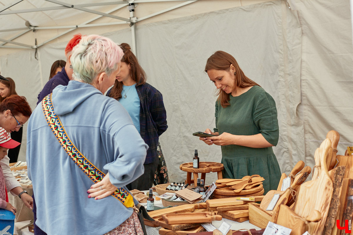 «Спорим, столько прях и   прялок в   одном месте вы   не   видели ни   разу»,   — заявила организатор «ПряхаФеста-2022» Ольга Журавлева. Единственный в   России фестиваль стал международной площадкой для увлеченных «теплым ремеслом» в   его современном прочтении. Обязательно оцените дефиле моделей в   одежде из   шерсти животных. Ну   и, конечно, талант мастериц.