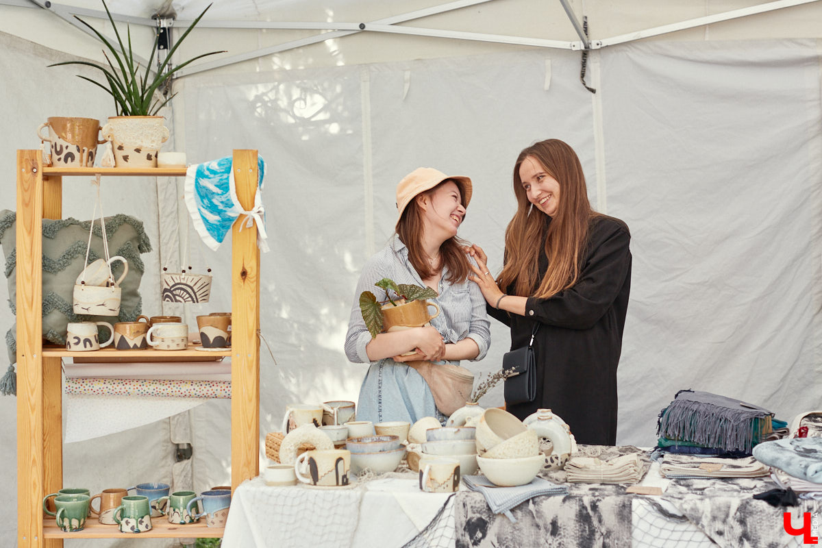 «Спорим, столько прях и   прялок в   одном месте вы   не   видели ни   разу»,   — заявила организатор «ПряхаФеста-2022» Ольга Журавлева. Единственный в   России фестиваль стал международной площадкой для увлеченных «теплым ремеслом» в   его современном прочтении. Обязательно оцените дефиле моделей в   одежде из   шерсти животных. Ну   и, конечно, талант мастериц.