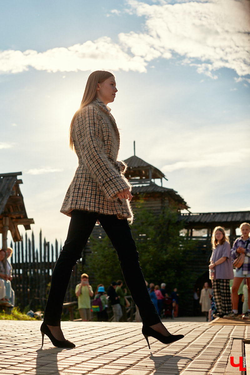 «Спорим, столько прях и   прялок в   одном месте вы   не   видели ни   разу»,   — заявила организатор «ПряхаФеста-2022» Ольга Журавлева. Единственный в   России фестиваль стал международной площадкой для увлеченных «теплым ремеслом» в   его современном прочтении. Обязательно оцените дефиле моделей в   одежде из   шерсти животных. Ну   и, конечно, талант мастериц.