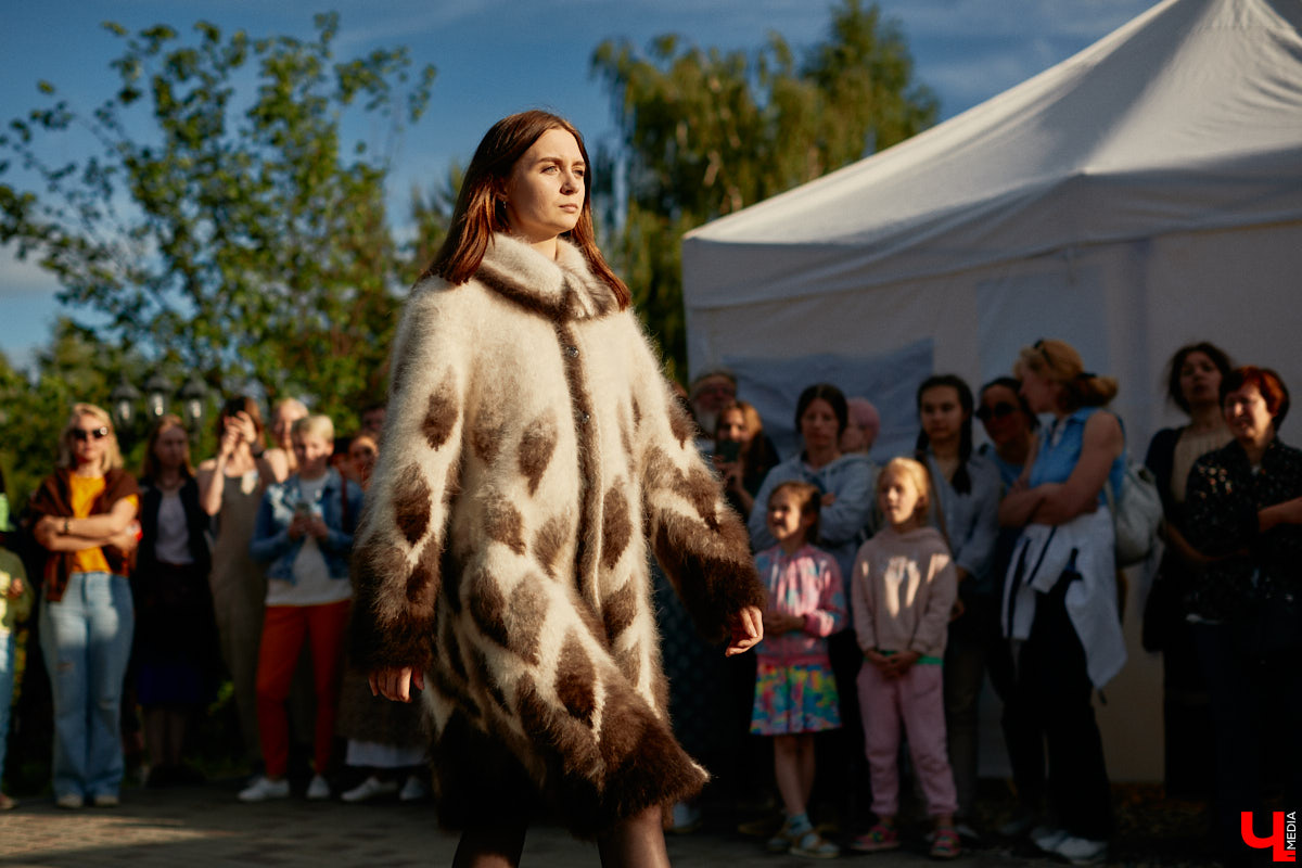 «Спорим, столько прях и   прялок в   одном месте вы   не   видели ни   разу»,   — заявила организатор «ПряхаФеста-2022» Ольга Журавлева. Единственный в   России фестиваль стал международной площадкой для увлеченных «теплым ремеслом» в   его современном прочтении. Обязательно оцените дефиле моделей в   одежде из   шерсти животных. Ну   и, конечно, талант мастериц.