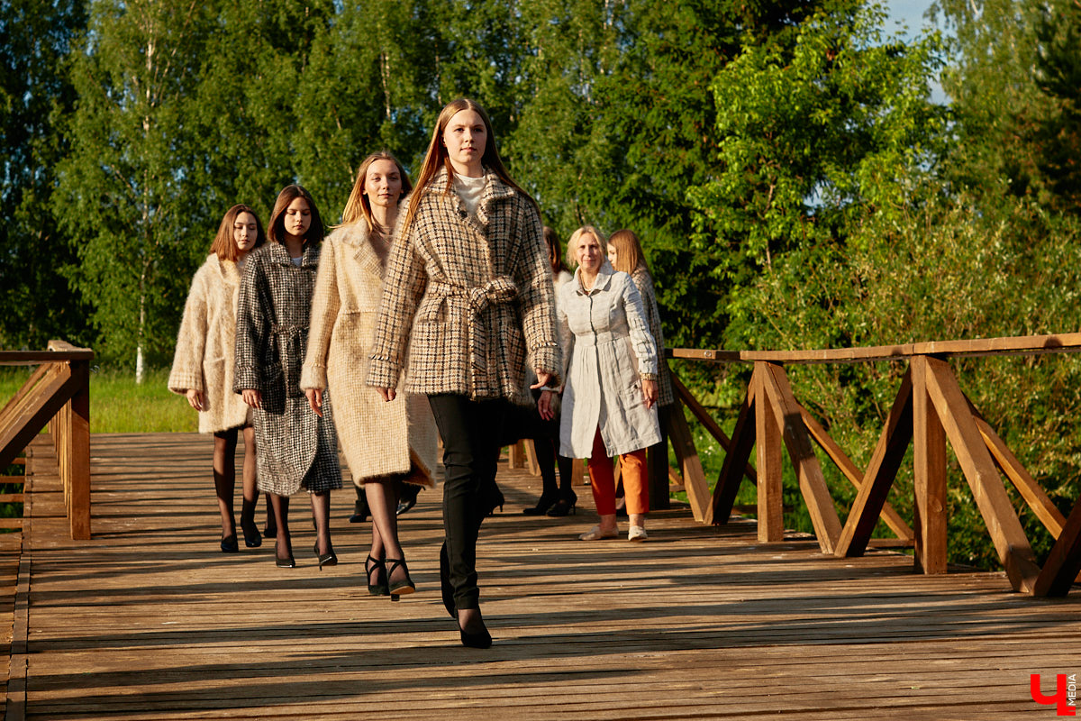 «Спорим, столько прях и   прялок в   одном месте вы   не   видели ни   разу»,   — заявила организатор «ПряхаФеста-2022» Ольга Журавлева. Единственный в   России фестиваль стал международной площадкой для увлеченных «теплым ремеслом» в   его современном прочтении. Обязательно оцените дефиле моделей в   одежде из   шерсти животных. Ну   и, конечно, талант мастериц.