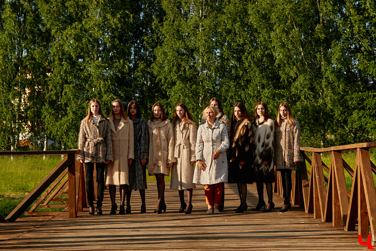 «Спорим, столько прях и   прялок в   одном месте вы   не   видели ни   разу»,   — заявила организатор «ПряхаФеста-2022» Ольга Журавлева. Единственный в   России фестиваль стал международной площадкой для увлеченных «теплым ремеслом» в   его современном прочтении. Обязательно оцените дефиле моделей в   одежде из   шерсти животных. Ну   и, конечно, талант мастериц.