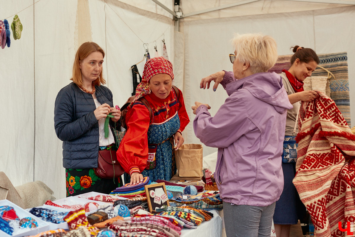 «Спорим, столько прях и   прялок в   одном месте вы   не   видели ни   разу»,   — заявила организатор «ПряхаФеста-2022» Ольга Журавлева. Единственный в   России фестиваль стал международной площадкой для увлеченных «теплым ремеслом» в   его современном прочтении. Обязательно оцените дефиле моделей в   одежде из   шерсти животных. Ну   и, конечно, талант мастериц.