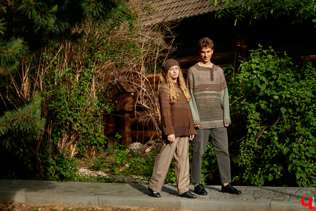 «Спорим, столько прях и   прялок в   одном месте вы   не   видели ни   разу»,   — заявила организатор «ПряхаФеста-2022» Ольга Журавлева. Единственный в   России фестиваль стал международной площадкой для увлеченных «теплым ремеслом» в   его современном прочтении. Обязательно оцените дефиле моделей в   одежде из   шерсти животных. Ну   и, конечно, талант мастериц.