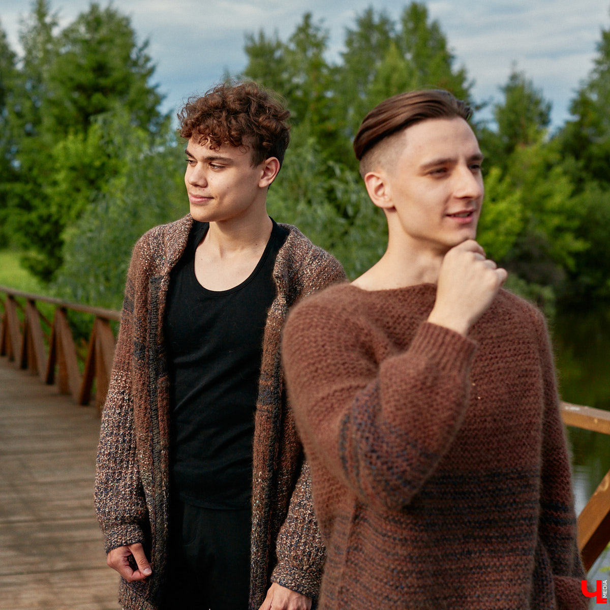 «Спорим, столько прях и   прялок в   одном месте вы   не   видели ни   разу»,   — заявила организатор «ПряхаФеста-2022» Ольга Журавлева. Единственный в   России фестиваль стал международной площадкой для увлеченных «теплым ремеслом» в   его современном прочтении. Обязательно оцените дефиле моделей в   одежде из   шерсти животных. Ну   и, конечно, талант мастериц.