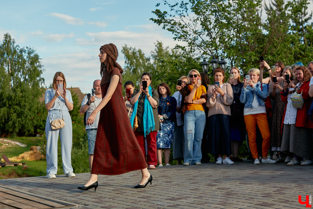 «Спорим, столько прях и   прялок в   одном месте вы   не   видели ни   разу»,   — заявила организатор «ПряхаФеста-2022» Ольга Журавлева. Единственный в   России фестиваль стал международной площадкой для увлеченных «теплым ремеслом» в   его современном прочтении. Обязательно оцените дефиле моделей в   одежде из   шерсти животных. Ну   и, конечно, талант мастериц.