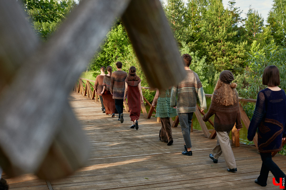 «Спорим, столько прях и   прялок в   одном месте вы   не   видели ни   разу»,   — заявила организатор «ПряхаФеста-2022» Ольга Журавлева. Единственный в   России фестиваль стал международной площадкой для увлеченных «теплым ремеслом» в   его современном прочтении. Обязательно оцените дефиле моделей в   одежде из   шерсти животных. Ну   и, конечно, талант мастериц.