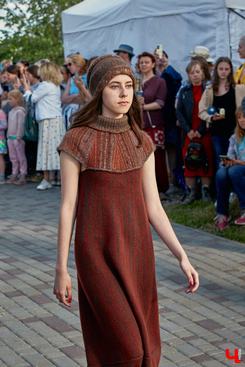 «Спорим, столько прях и   прялок в   одном месте вы   не   видели ни   разу»,   — заявила организатор «ПряхаФеста-2022» Ольга Журавлева. Единственный в   России фестиваль стал международной площадкой для увлеченных «теплым ремеслом» в   его современном прочтении. Обязательно оцените дефиле моделей в   одежде из   шерсти животных. Ну   и, конечно, талант мастериц.