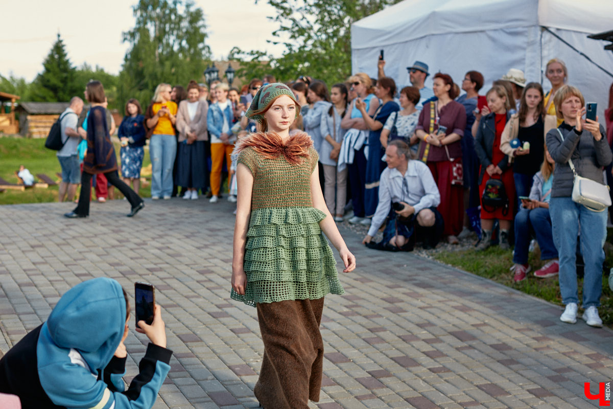 «Спорим, столько прях и   прялок в   одном месте вы   не   видели ни   разу»,   — заявила организатор «ПряхаФеста-2022» Ольга Журавлева. Единственный в   России фестиваль стал международной площадкой для увлеченных «теплым ремеслом» в   его современном прочтении. Обязательно оцените дефиле моделей в   одежде из   шерсти животных. Ну   и, конечно, талант мастериц.