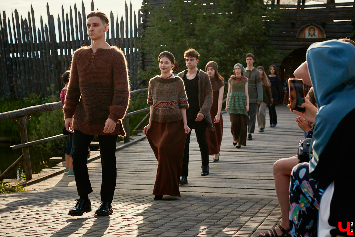 «Спорим, столько прях и   прялок в   одном месте вы   не   видели ни   разу»,   — заявила организатор «ПряхаФеста-2022» Ольга Журавлева. Единственный в   России фестиваль стал международной площадкой для увлеченных «теплым ремеслом» в   его современном прочтении. Обязательно оцените дефиле моделей в   одежде из   шерсти животных. Ну   и, конечно, талант мастериц.