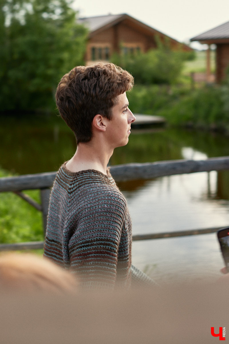 «Спорим, столько прях и   прялок в   одном месте вы   не   видели ни   разу»,   — заявила организатор «ПряхаФеста-2022» Ольга Журавлева. Единственный в   России фестиваль стал международной площадкой для увлеченных «теплым ремеслом» в   его современном прочтении. Обязательно оцените дефиле моделей в   одежде из   шерсти животных. Ну   и, конечно, талант мастериц.