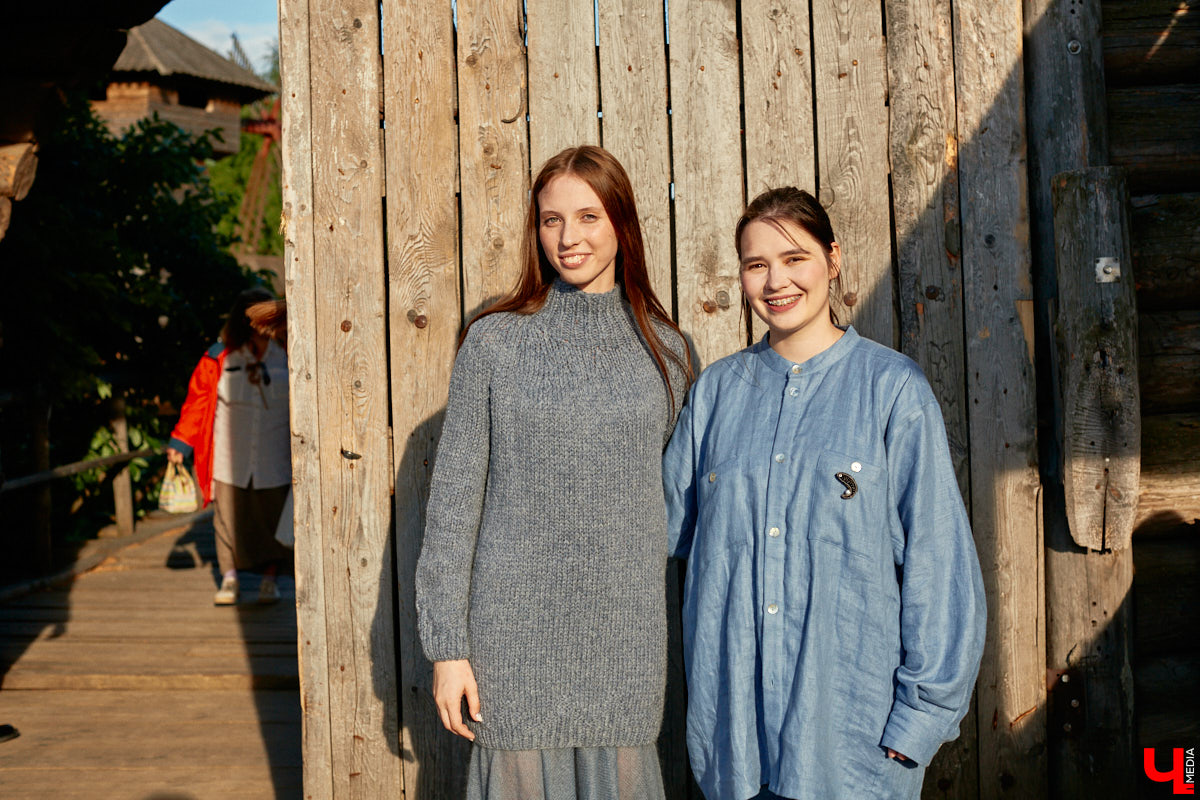 «Спорим, столько прях и   прялок в   одном месте вы   не   видели ни   разу»,   — заявила организатор «ПряхаФеста-2022» Ольга Журавлева. Единственный в   России фестиваль стал международной площадкой для увлеченных «теплым ремеслом» в   его современном прочтении. Обязательно оцените дефиле моделей в   одежде из   шерсти животных. Ну   и, конечно, талант мастериц.