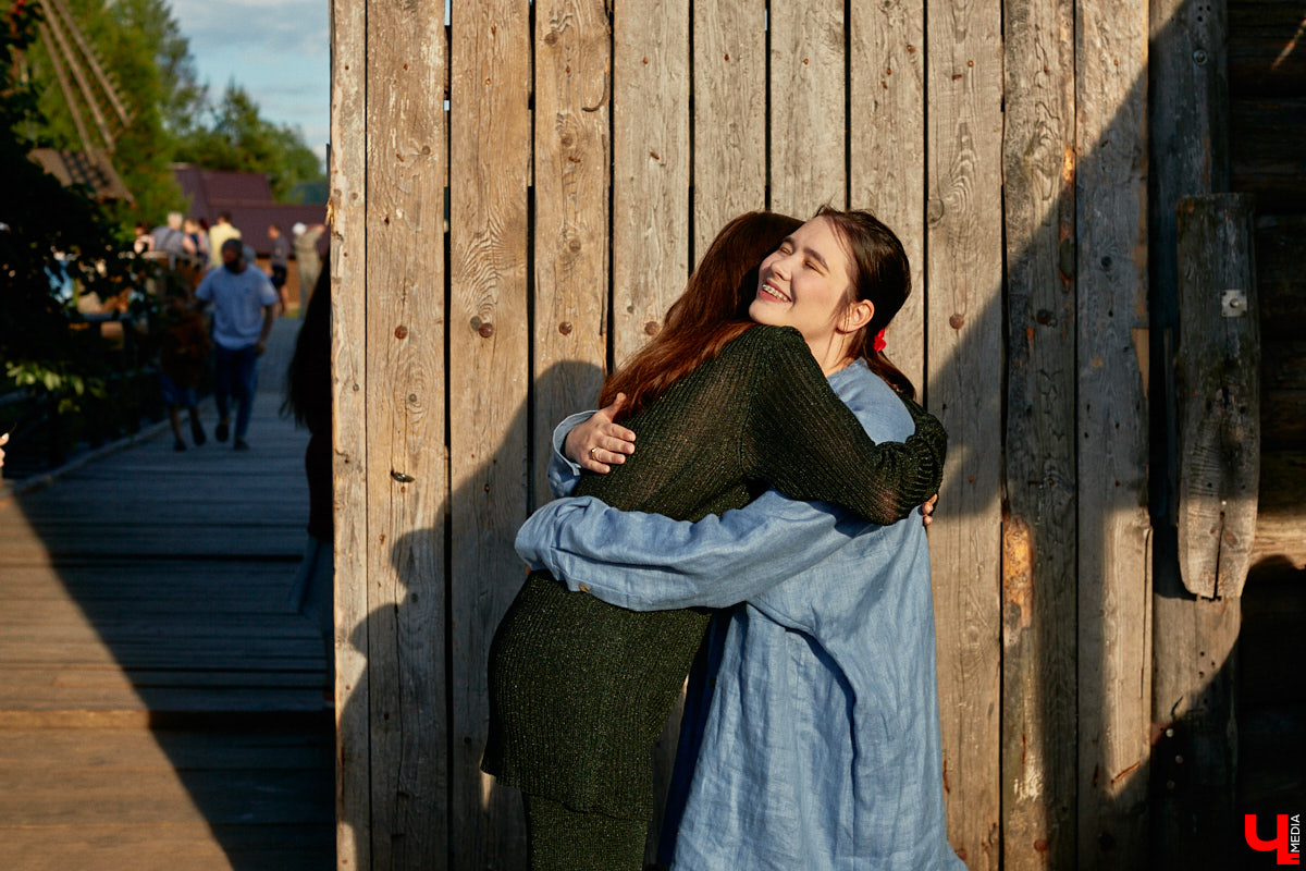 «Спорим, столько прях и   прялок в   одном месте вы   не   видели ни   разу»,   — заявила организатор «ПряхаФеста-2022» Ольга Журавлева. Единственный в   России фестиваль стал международной площадкой для увлеченных «теплым ремеслом» в   его современном прочтении. Обязательно оцените дефиле моделей в   одежде из   шерсти животных. Ну   и, конечно, талант мастериц.
