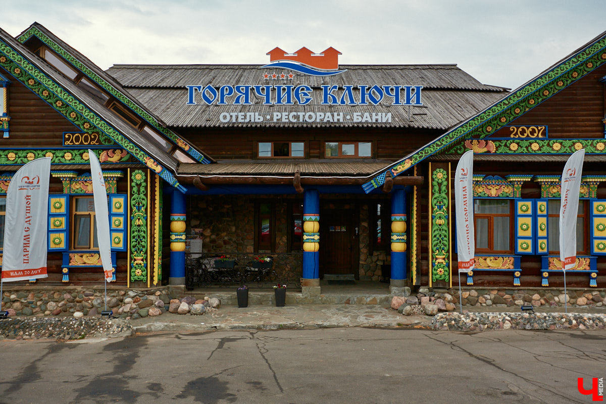 «Спорим, столько прях и   прялок в   одном месте вы   не   видели ни   разу»,   — заявила организатор «ПряхаФеста-2022» Ольга Журавлева. Единственный в   России фестиваль стал международной площадкой для увлеченных «теплым ремеслом» в   его современном прочтении. Обязательно оцените дефиле моделей в   одежде из   шерсти животных. Ну   и, конечно, талант мастериц.