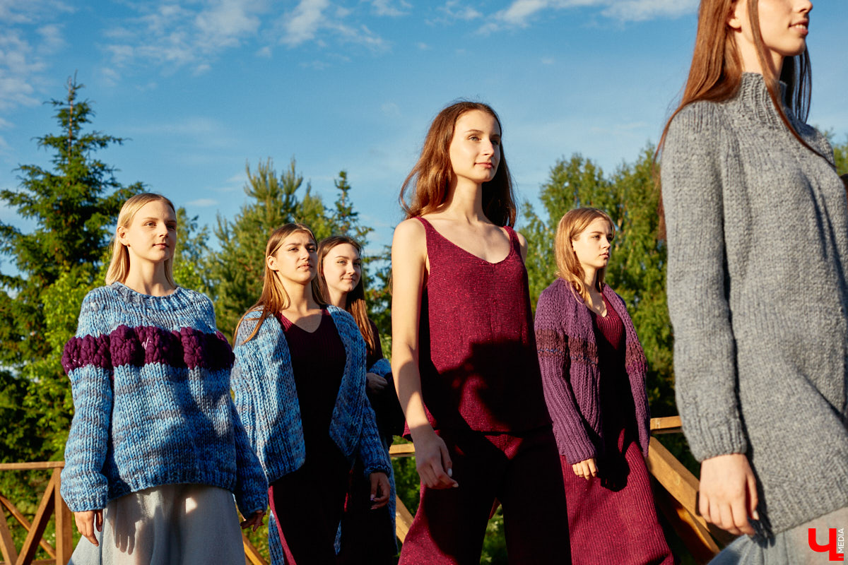 «Спорим, столько прях и   прялок в   одном месте вы   не   видели ни   разу»,   — заявила организатор «ПряхаФеста-2022» Ольга Журавлева. Единственный в   России фестиваль стал международной площадкой для увлеченных «теплым ремеслом» в   его современном прочтении. Обязательно оцените дефиле моделей в   одежде из   шерсти животных. Ну   и, конечно, талант мастериц.