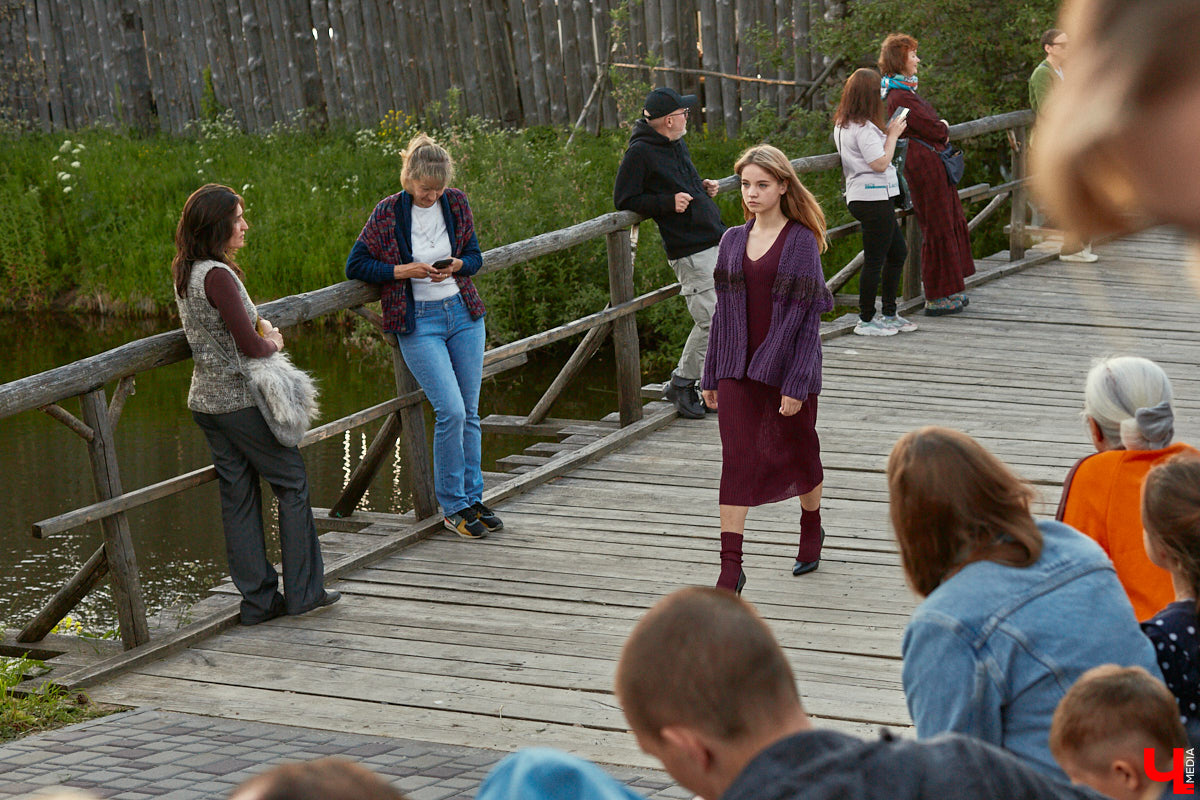 «Спорим, столько прях и   прялок в   одном месте вы   не   видели ни   разу»,   — заявила организатор «ПряхаФеста-2022» Ольга Журавлева. Единственный в   России фестиваль стал международной площадкой для увлеченных «теплым ремеслом» в   его современном прочтении. Обязательно оцените дефиле моделей в   одежде из   шерсти животных. Ну   и, конечно, талант мастериц.