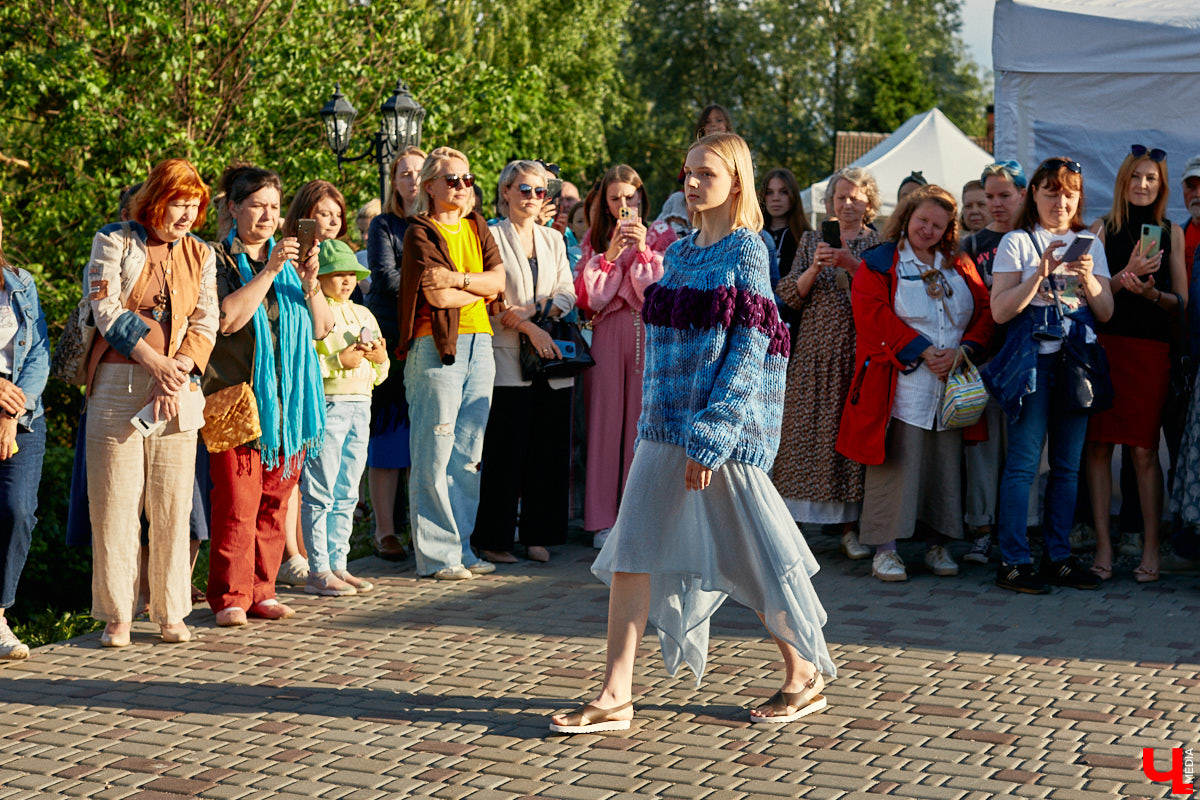 «Спорим, столько прях и   прялок в   одном месте вы   не   видели ни   разу»,   — заявила организатор «ПряхаФеста-2022» Ольга Журавлева. Единственный в   России фестиваль стал международной площадкой для увлеченных «теплым ремеслом» в   его современном прочтении. Обязательно оцените дефиле моделей в   одежде из   шерсти животных. Ну   и, конечно, талант мастериц.