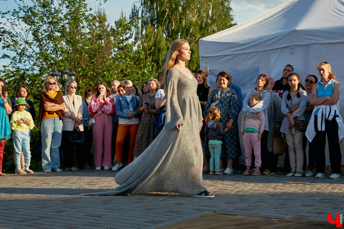 «Спорим, столько прях и   прялок в   одном месте вы   не   видели ни   разу»,   — заявила организатор «ПряхаФеста-2022» Ольга Журавлева. Единственный в   России фестиваль стал международной площадкой для увлеченных «теплым ремеслом» в   его современном прочтении. Обязательно оцените дефиле моделей в   одежде из   шерсти животных. Ну   и, конечно, талант мастериц.