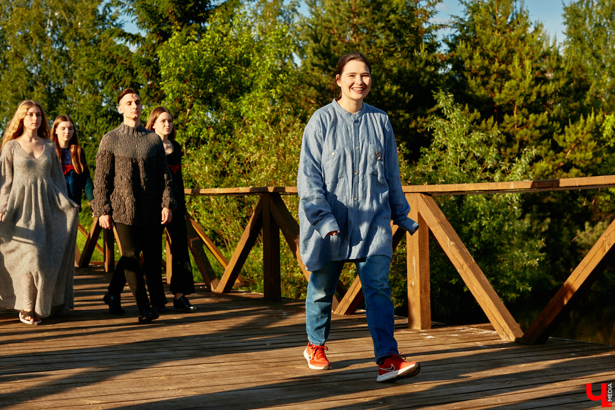 «Спорим, столько прях и   прялок в   одном месте вы   не   видели ни   разу»,   — заявила организатор «ПряхаФеста-2022» Ольга Журавлева. Единственный в   России фестиваль стал международной площадкой для увлеченных «теплым ремеслом» в   его современном прочтении. Обязательно оцените дефиле моделей в   одежде из   шерсти животных. Ну   и, конечно, талант мастериц.