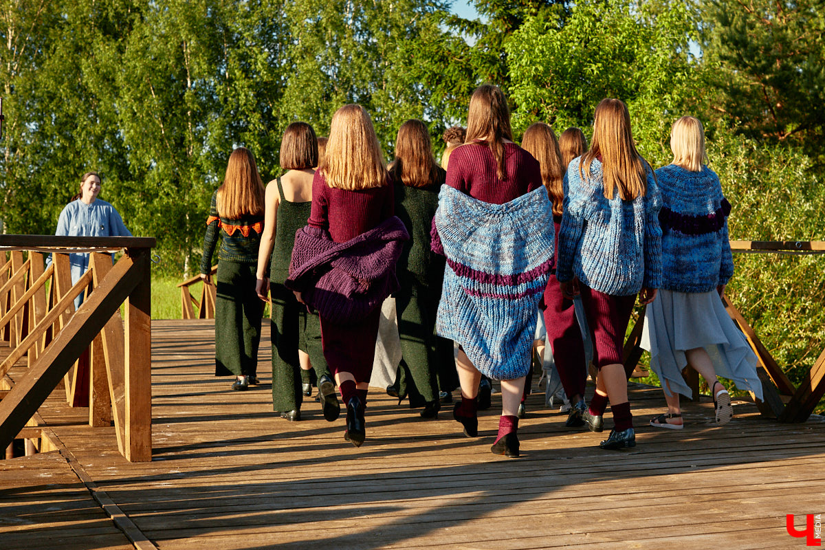 «Спорим, столько прях и   прялок в   одном месте вы   не   видели ни   разу»,   — заявила организатор «ПряхаФеста-2022» Ольга Журавлева. Единственный в   России фестиваль стал международной площадкой для увлеченных «теплым ремеслом» в   его современном прочтении. Обязательно оцените дефиле моделей в   одежде из   шерсти животных. Ну   и, конечно, талант мастериц.