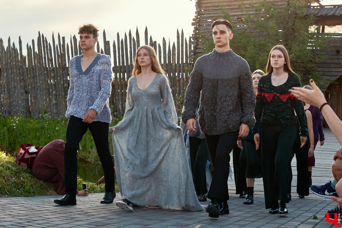 «Спорим, столько прях и   прялок в   одном месте вы   не   видели ни   разу»,   — заявила организатор «ПряхаФеста-2022» Ольга Журавлева. Единственный в   России фестиваль стал международной площадкой для увлеченных «теплым ремеслом» в   его современном прочтении. Обязательно оцените дефиле моделей в   одежде из   шерсти животных. Ну   и, конечно, талант мастериц.