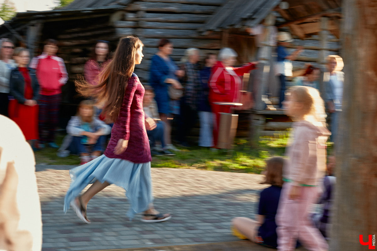 «Спорим, столько прях и   прялок в   одном месте вы   не   видели ни   разу»,   — заявила организатор «ПряхаФеста-2022» Ольга Журавлева. Единственный в   России фестиваль стал международной площадкой для увлеченных «теплым ремеслом» в   его современном прочтении. Обязательно оцените дефиле моделей в   одежде из   шерсти животных. Ну   и, конечно, талант мастериц.