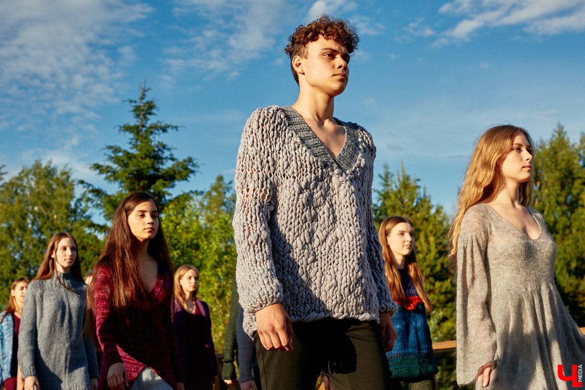 «Спорим, столько прях и   прялок в   одном месте вы   не   видели ни   разу»,   — заявила организатор «ПряхаФеста-2022» Ольга Журавлева. Единственный в   России фестиваль стал международной площадкой для увлеченных «теплым ремеслом» в   его современном прочтении. Обязательно оцените дефиле моделей в   одежде из   шерсти животных. Ну   и, конечно, талант мастериц.