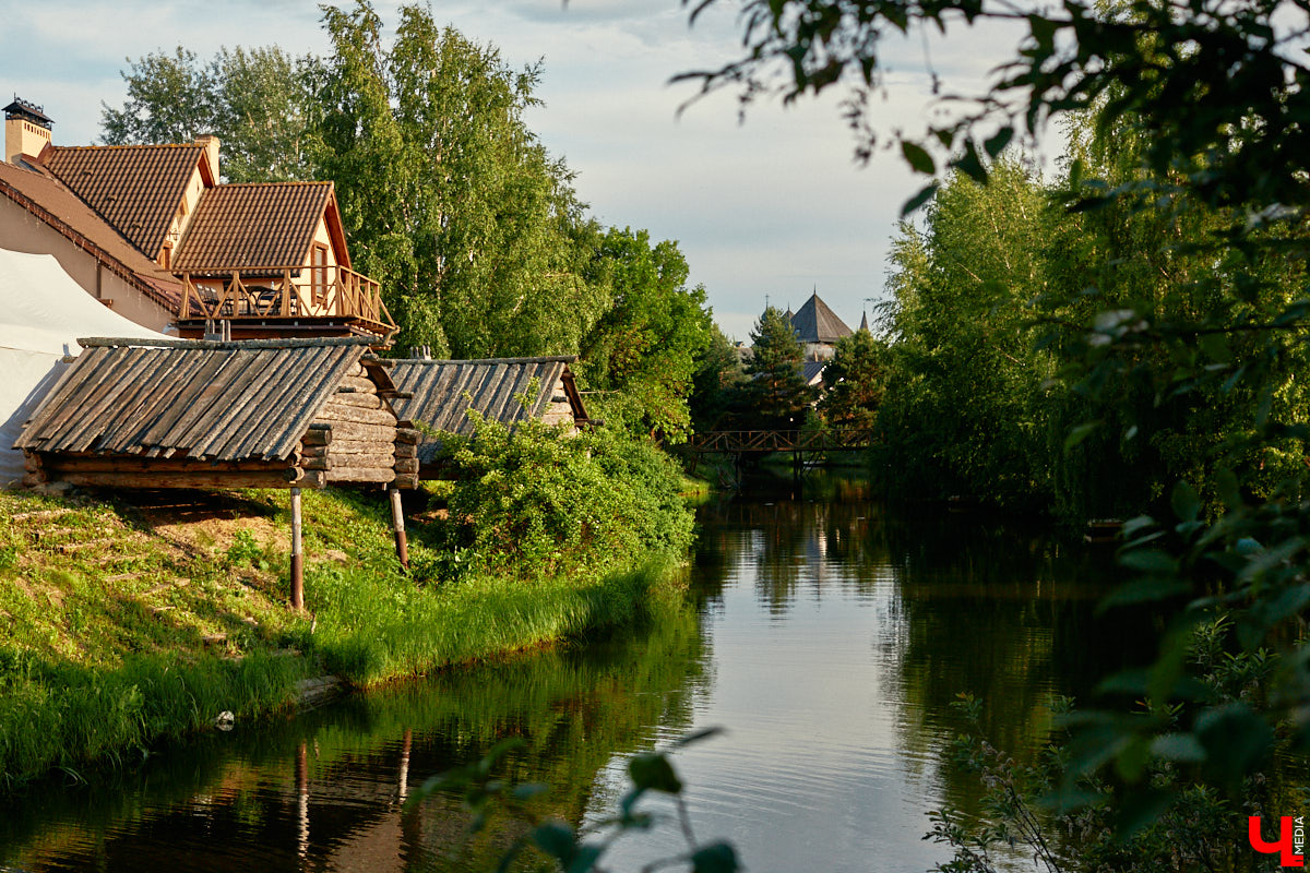 «Спорим, столько прях и   прялок в   одном месте вы   не   видели ни   разу»,   — заявила организатор «ПряхаФеста-2022» Ольга Журавлева. Единственный в   России фестиваль стал международной площадкой для увлеченных «теплым ремеслом» в   его современном прочтении. Обязательно оцените дефиле моделей в   одежде из   шерсти животных. Ну   и, конечно, талант мастериц.