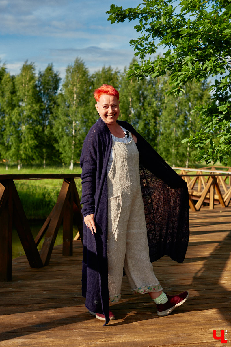 «Спорим, столько прях и   прялок в   одном месте вы   не   видели ни   разу»,   — заявила организатор «ПряхаФеста-2022» Ольга Журавлева. Единственный в   России фестиваль стал международной площадкой для увлеченных «теплым ремеслом» в   его современном прочтении. Обязательно оцените дефиле моделей в   одежде из   шерсти животных. Ну   и, конечно, талант мастериц.