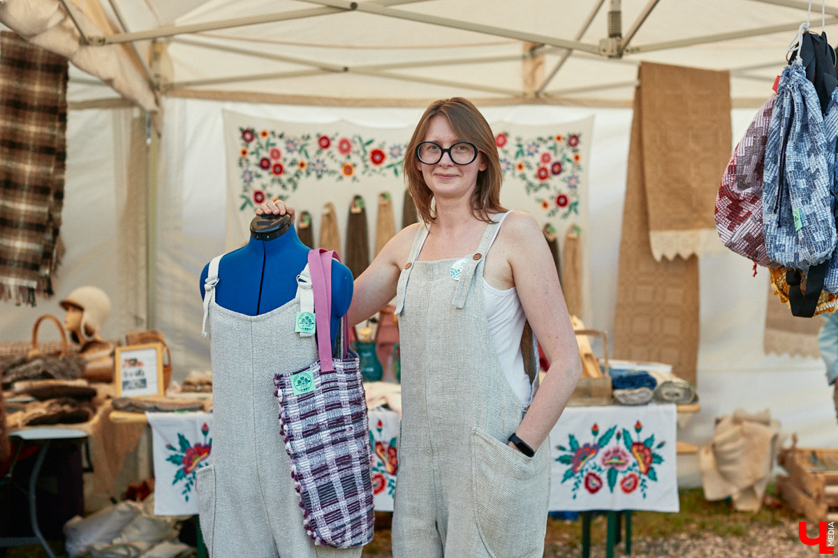 «Спорим, столько прях и   прялок в   одном месте вы   не   видели ни   разу»,   — заявила организатор «ПряхаФеста-2022» Ольга Журавлева. Единственный в   России фестиваль стал международной площадкой для увлеченных «теплым ремеслом» в   его современном прочтении. Обязательно оцените дефиле моделей в   одежде из   шерсти животных. Ну   и, конечно, талант мастериц.