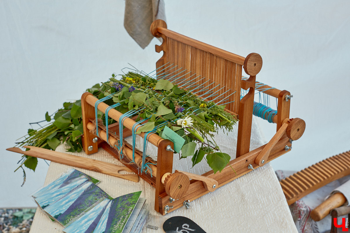 «Спорим, столько прях и   прялок в   одном месте вы   не   видели ни   разу»,   — заявила организатор «ПряхаФеста-2022» Ольга Журавлева. Единственный в   России фестиваль стал международной площадкой для увлеченных «теплым ремеслом» в   его современном прочтении. Обязательно оцените дефиле моделей в   одежде из   шерсти животных. Ну   и, конечно, талант мастериц.