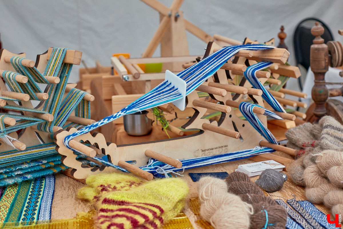 «Спорим, столько прях и   прялок в   одном месте вы   не   видели ни   разу»,   — заявила организатор «ПряхаФеста-2022» Ольга Журавлева. Единственный в   России фестиваль стал международной площадкой для увлеченных «теплым ремеслом» в   его современном прочтении. Обязательно оцените дефиле моделей в   одежде из   шерсти животных. Ну   и, конечно, талант мастериц.