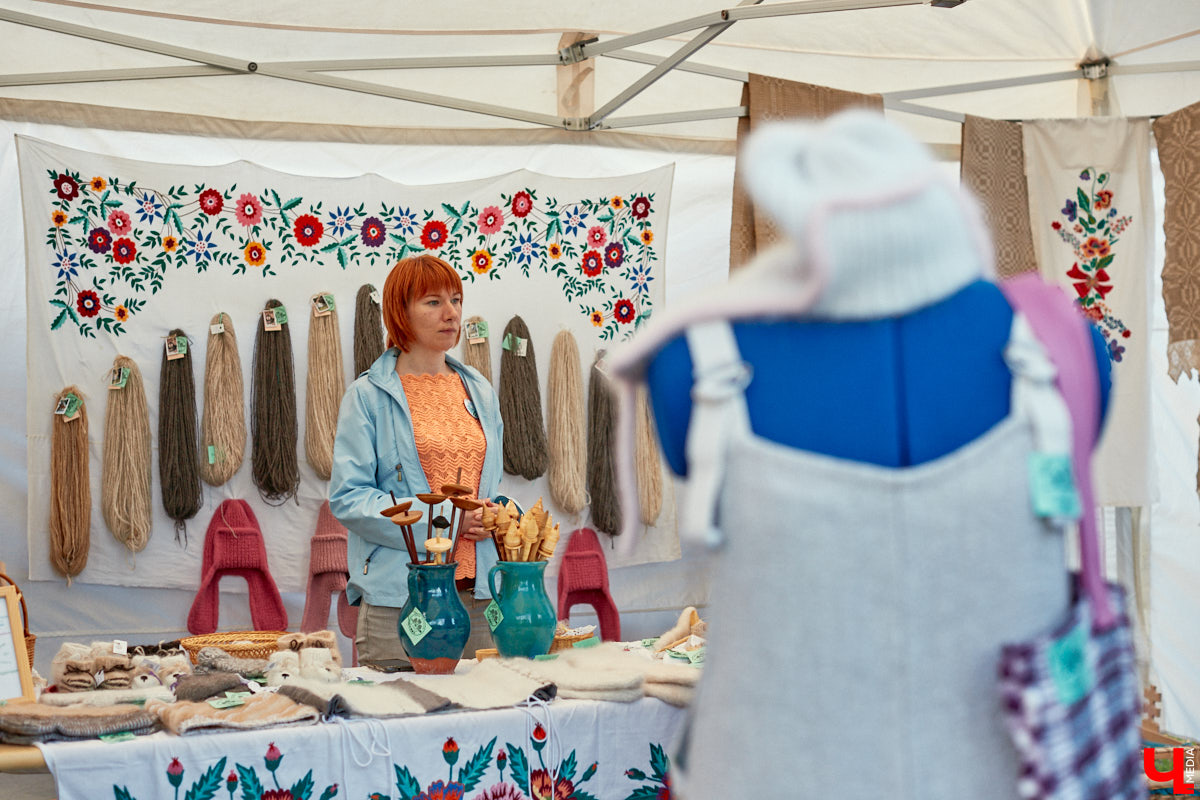 «Спорим, столько прях и   прялок в   одном месте вы   не   видели ни   разу»,   — заявила организатор «ПряхаФеста-2022» Ольга Журавлева. Единственный в   России фестиваль стал международной площадкой для увлеченных «теплым ремеслом» в   его современном прочтении. Обязательно оцените дефиле моделей в   одежде из   шерсти животных. Ну   и, конечно, талант мастериц.