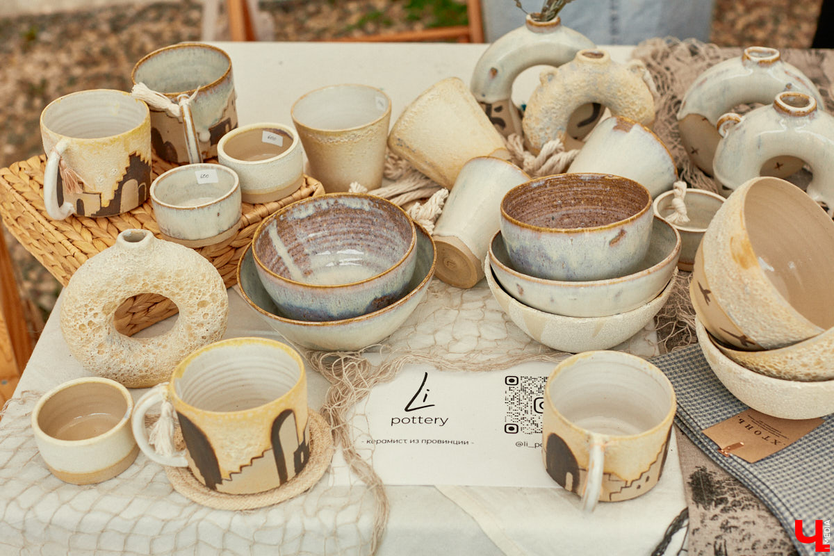 «Спорим, столько прях и   прялок в   одном месте вы   не   видели ни   разу»,   — заявила организатор «ПряхаФеста-2022» Ольга Журавлева. Единственный в   России фестиваль стал международной площадкой для увлеченных «теплым ремеслом» в   его современном прочтении. Обязательно оцените дефиле моделей в   одежде из   шерсти животных. Ну   и, конечно, талант мастериц.