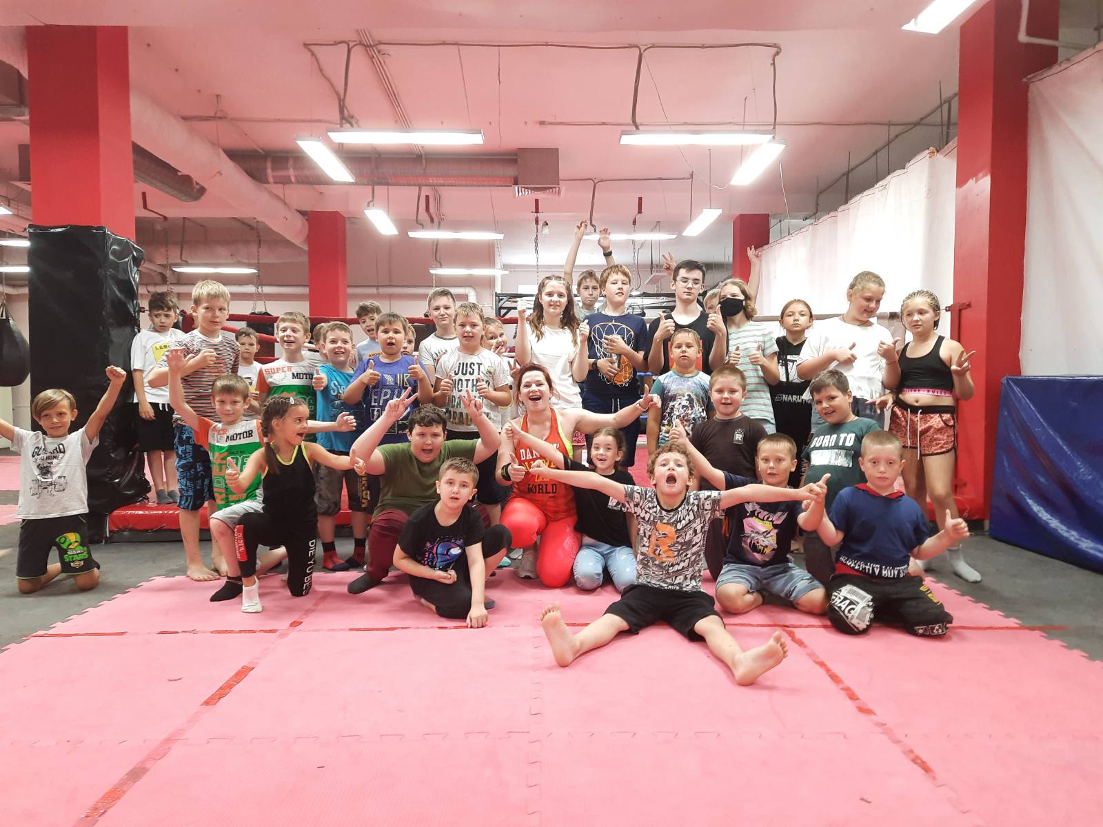 Прогуливаемся по СЦ «Росич» на Тихонравова, посетители которого наращивают мышцы даже в середине буднего дня, и узнаем последние новости проекта. Летний ЗОЖ-лагерь для детей, грядущий спортфестиваль в парке «Дружба» и специальное предложение для «новичков» с бесплатным сеансом массажа – полезных интересностей для горожан «Росич» приготовил немало.