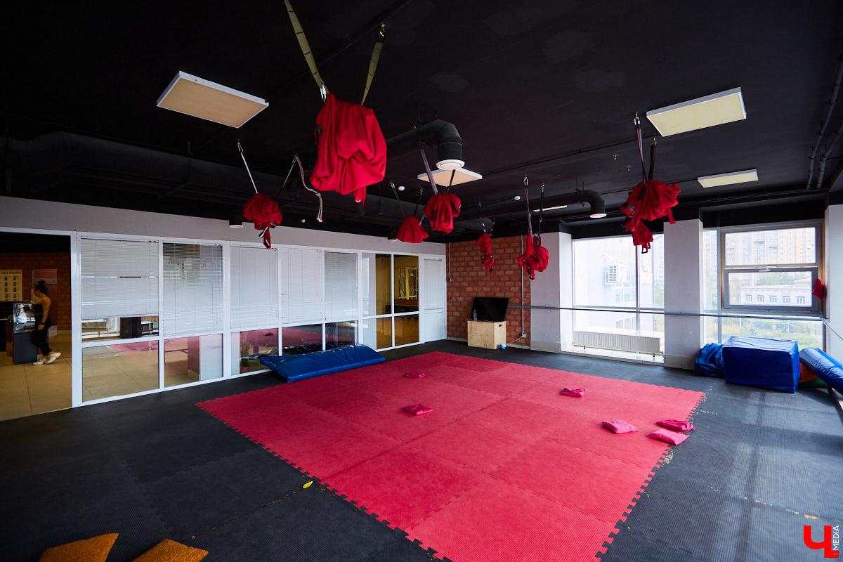 Прогуливаемся по СЦ «Росич» на Тихонравова, посетители которого наращивают мышцы даже в середине буднего дня, и узнаем последние новости проекта. Летний ЗОЖ-лагерь для детей, грядущий спортфестиваль в парке «Дружба» и специальное предложение для «новичков» с бесплатным сеансом массажа – полезных интересностей для горожан «Росич» приготовил немало.