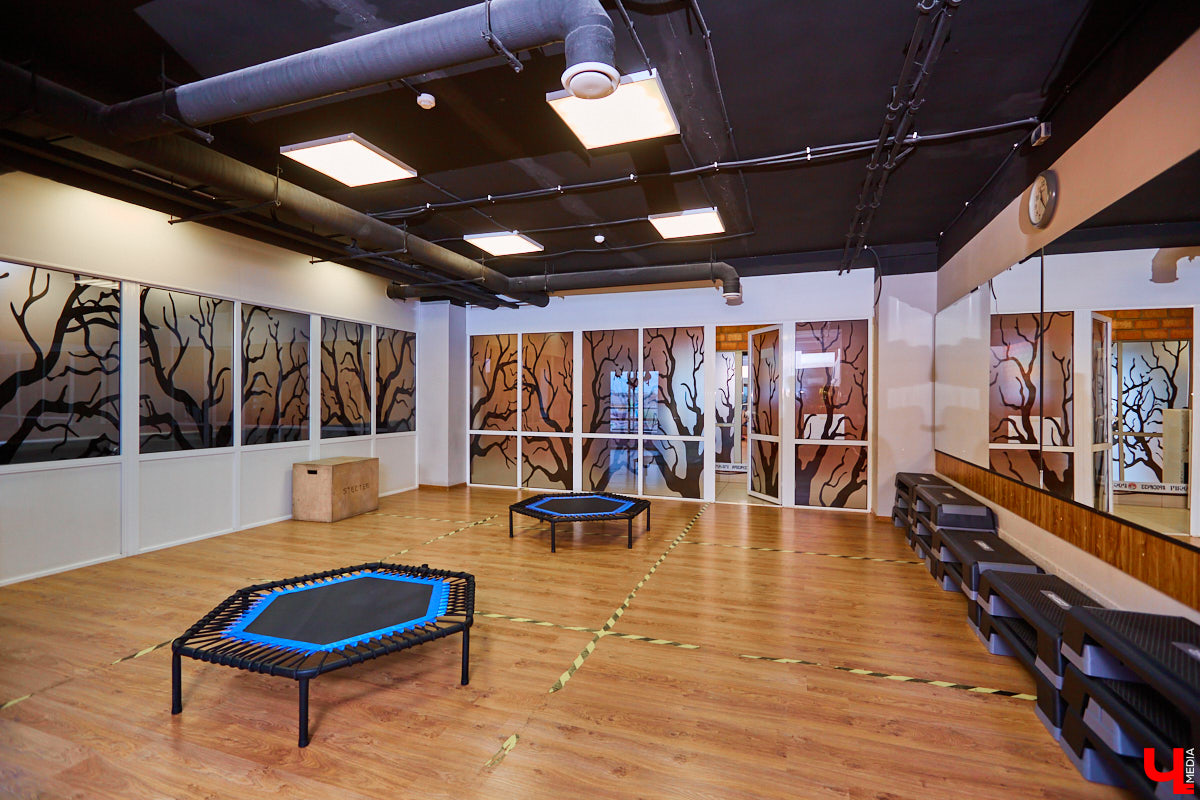 Прогуливаемся по СЦ «Росич» на Тихонравова, посетители которого наращивают мышцы даже в середине буднего дня, и узнаем последние новости проекта. Летний ЗОЖ-лагерь для детей, грядущий спортфестиваль в парке «Дружба» и специальное предложение для «новичков» с бесплатным сеансом массажа – полезных интересностей для горожан «Росич» приготовил немало.