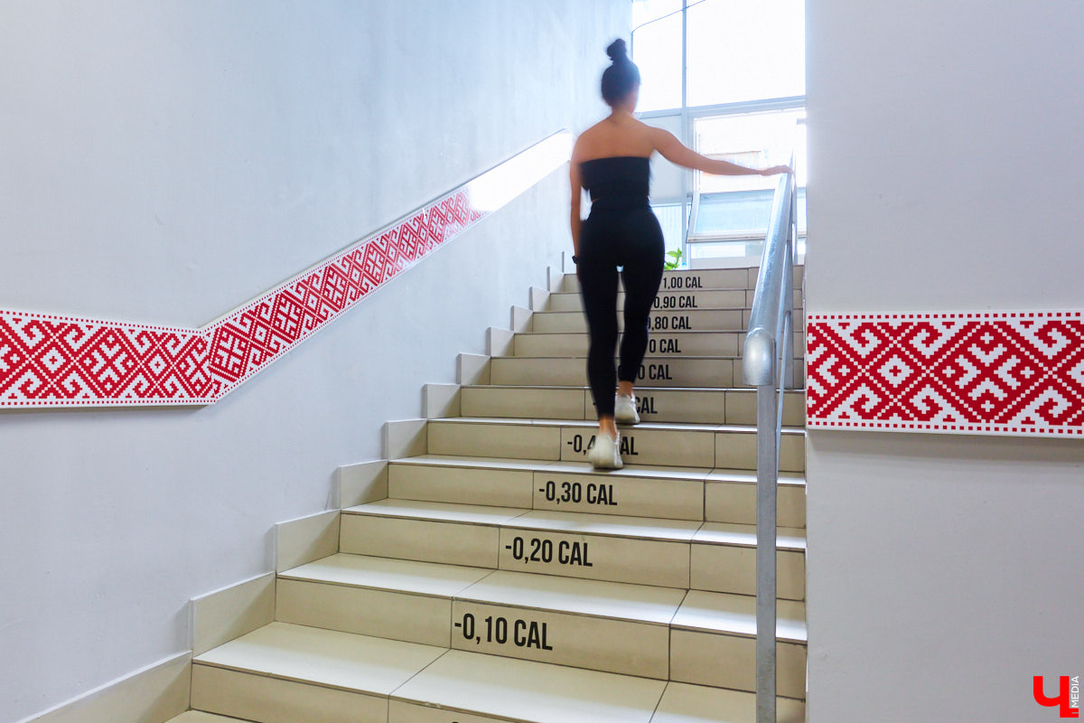 Прогуливаемся по СЦ «Росич» на Тихонравова, посетители которого наращивают мышцы даже в середине буднего дня, и узнаем последние новости проекта. Летний ЗОЖ-лагерь для детей, грядущий спортфестиваль в парке «Дружба» и специальное предложение для «новичков» с бесплатным сеансом массажа – полезных интересностей для горожан «Росич» приготовил немало.