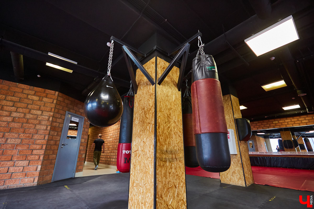 Прогуливаемся по СЦ «Росич» на Тихонравова, посетители которого наращивают мышцы даже в середине буднего дня, и узнаем последние новости проекта. Летний ЗОЖ-лагерь для детей, грядущий спортфестиваль в парке «Дружба» и специальное предложение для «новичков» с бесплатным сеансом массажа – полезных интересностей для горожан «Росич» приготовил немало.