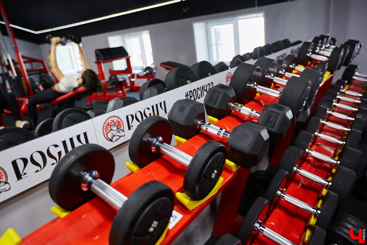 Прогуливаемся по СЦ «Росич» на Тихонравова, посетители которого наращивают мышцы даже в середине буднего дня, и узнаем последние новости проекта. Летний ЗОЖ-лагерь для детей, грядущий спортфестиваль в парке «Дружба» и специальное предложение для «новичков» с бесплатным сеансом массажа – полезных интересностей для горожан «Росич» приготовил немало.