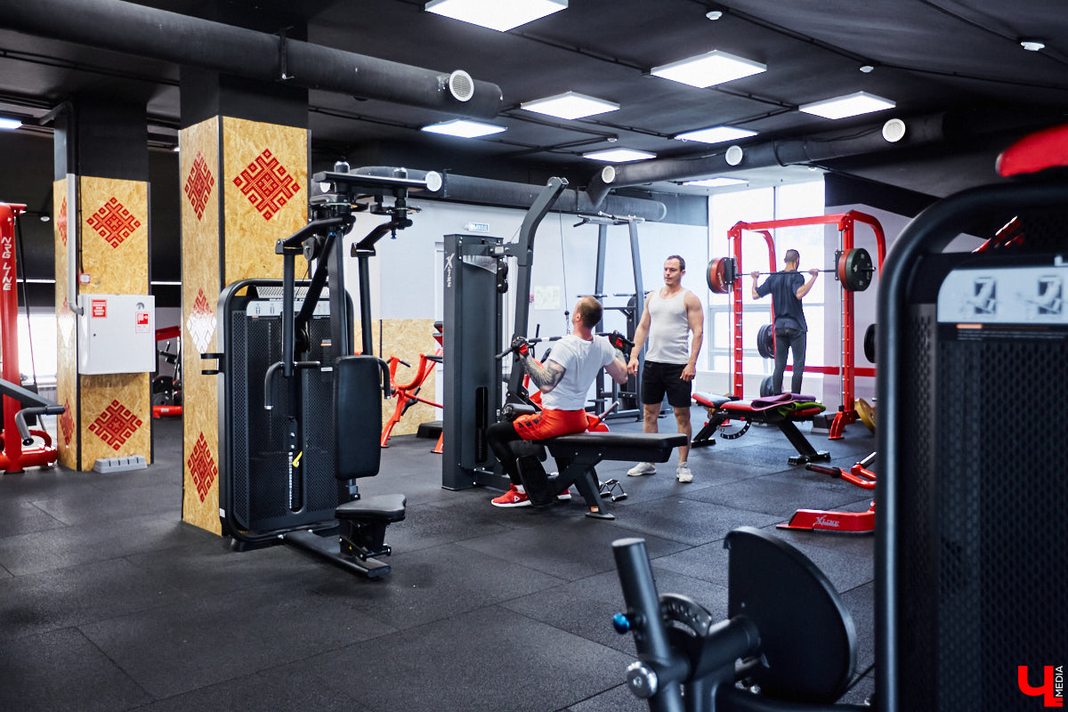 Прогуливаемся по СЦ «Росич» на Тихонравова, посетители которого наращивают мышцы даже в середине буднего дня, и узнаем последние новости проекта. Летний ЗОЖ-лагерь для детей, грядущий спортфестиваль в парке «Дружба» и специальное предложение для «новичков» с бесплатным сеансом массажа – полезных интересностей для горожан «Росич» приготовил немало.