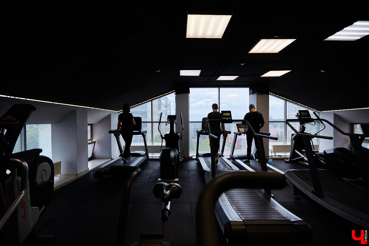 Прогуливаемся по СЦ «Росич» на Тихонравова, посетители которого наращивают мышцы даже в середине буднего дня, и узнаем последние новости проекта. Летний ЗОЖ-лагерь для детей, грядущий спортфестиваль в парке «Дружба» и специальное предложение для «новичков» с бесплатным сеансом массажа – полезных интересностей для горожан «Росич» приготовил немало.