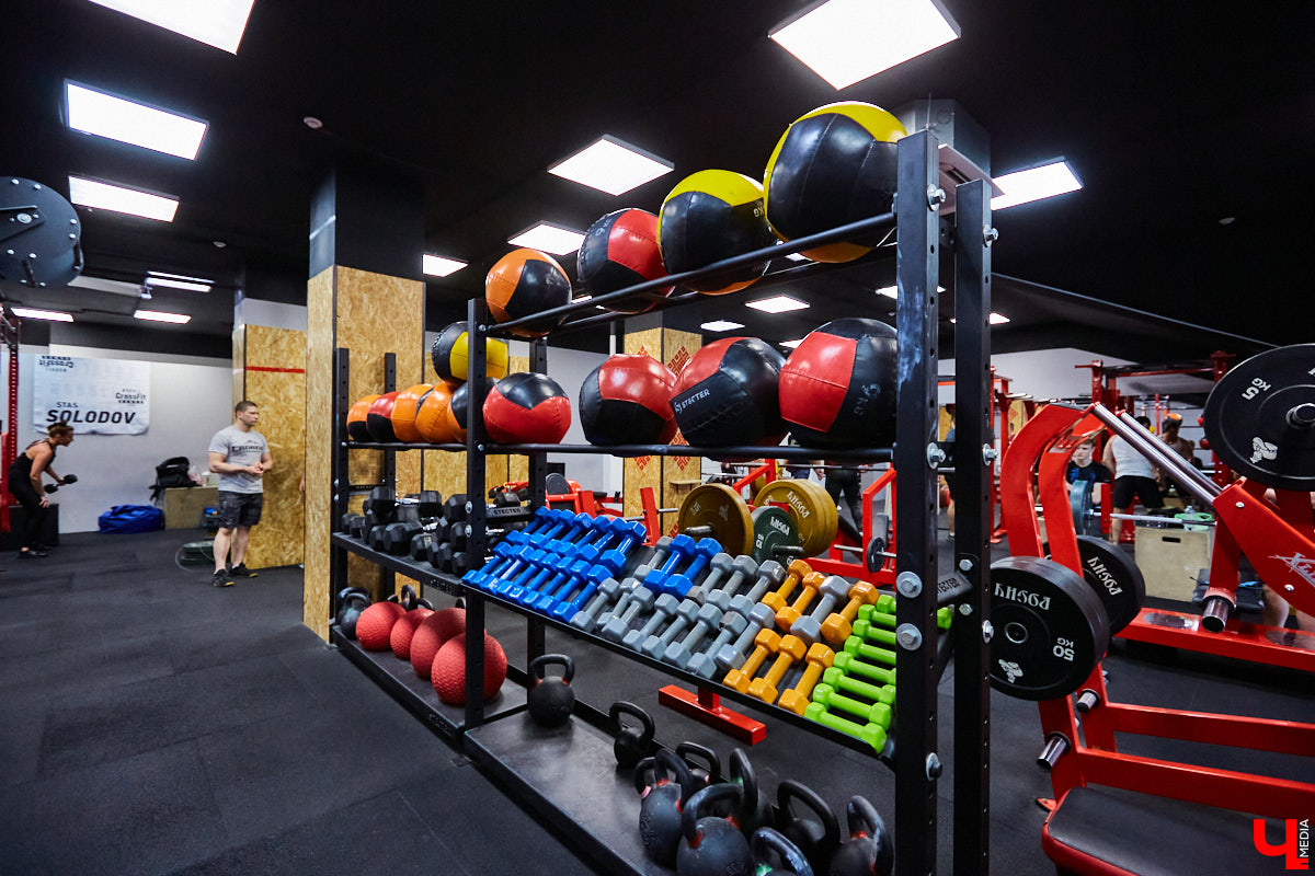 Прогуливаемся по СЦ «Росич» на Тихонравова, посетители которого наращивают мышцы даже в середине буднего дня, и узнаем последние новости проекта. Летний ЗОЖ-лагерь для детей, грядущий спортфестиваль в парке «Дружба» и специальное предложение для «новичков» с бесплатным сеансом массажа – полезных интересностей для горожан «Росич» приготовил немало.