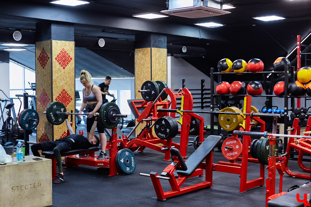 Прогуливаемся по СЦ «Росич» на Тихонравова, посетители которого наращивают мышцы даже в середине буднего дня, и узнаем последние новости проекта. Летний ЗОЖ-лагерь для детей, грядущий спортфестиваль в парке «Дружба» и специальное предложение для «новичков» с бесплатным сеансом массажа – полезных интересностей для горожан «Росич» приготовил немало.