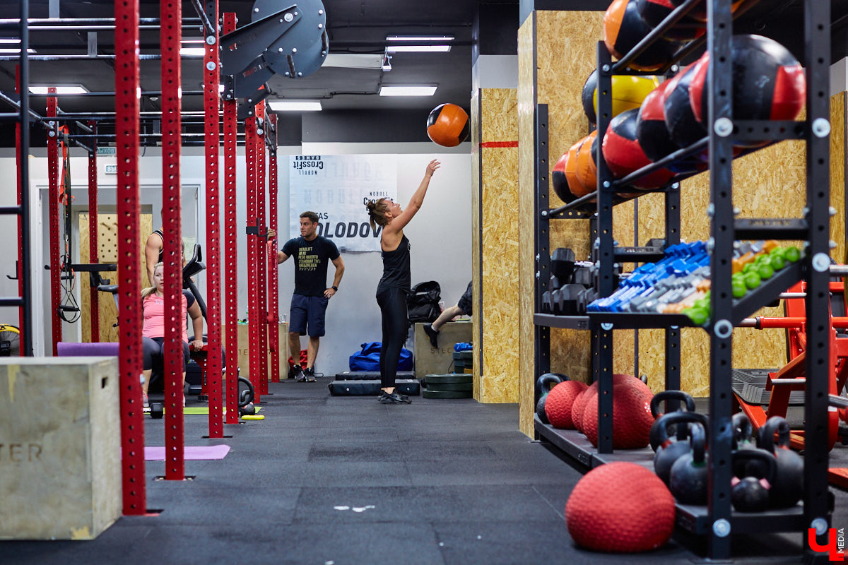 Прогуливаемся по СЦ «Росич» на Тихонравова, посетители которого наращивают мышцы даже в середине буднего дня, и узнаем последние новости проекта. Летний ЗОЖ-лагерь для детей, грядущий спортфестиваль в парке «Дружба» и специальное предложение для «новичков» с бесплатным сеансом массажа – полезных интересностей для горожан «Росич» приготовил немало.