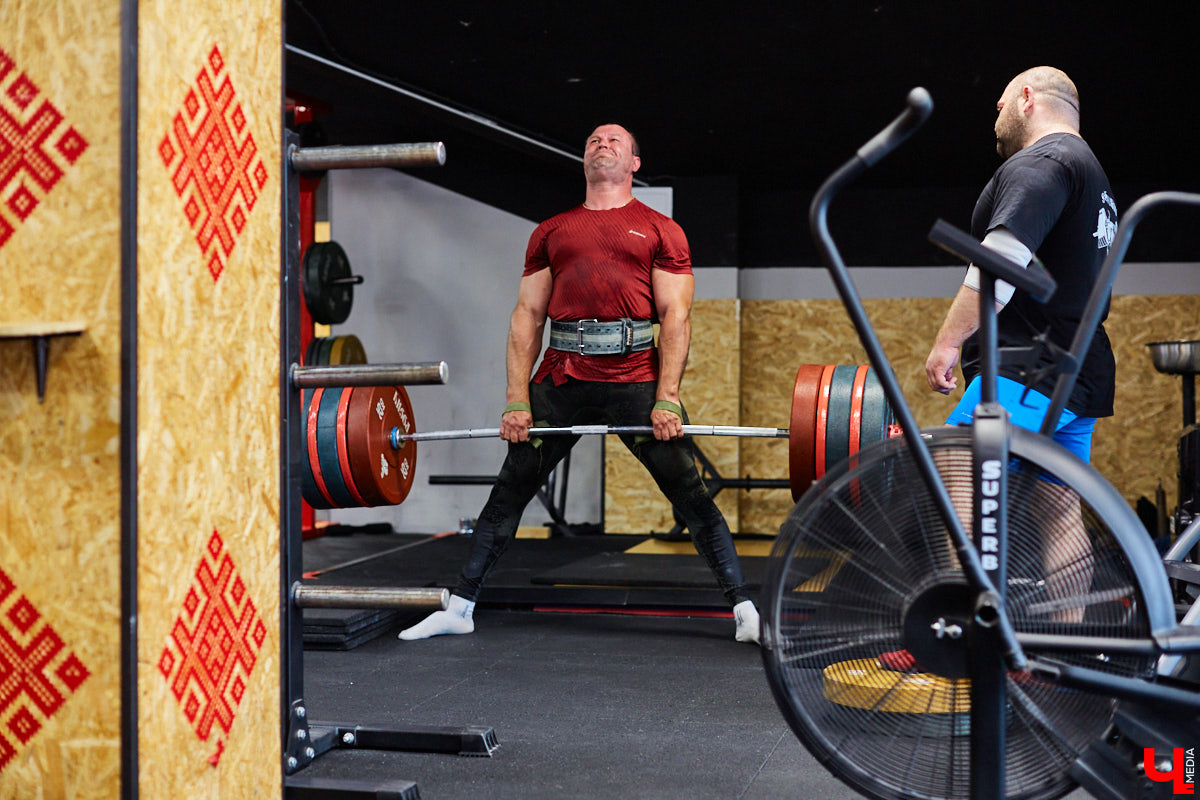 Прогуливаемся по СЦ «Росич» на Тихонравова, посетители которого наращивают мышцы даже в середине буднего дня, и узнаем последние новости проекта. Летний ЗОЖ-лагерь для детей, грядущий спортфестиваль в парке «Дружба» и специальное предложение для «новичков» с бесплатным сеансом массажа – полезных интересностей для горожан «Росич» приготовил немало.